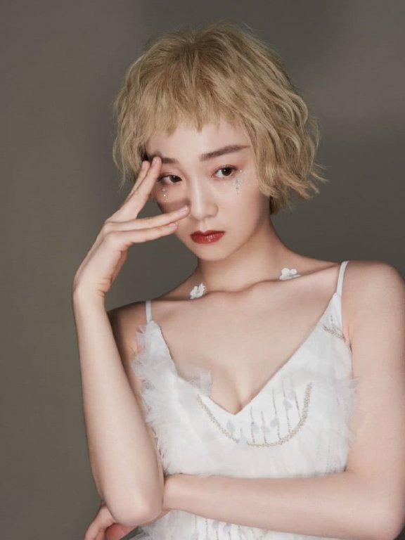 李子璇最新搭配穿V领吊带,配亚麻色短发超时髦