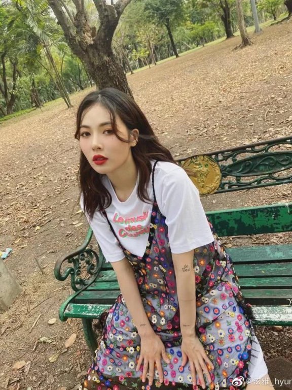 普通人避之不及的“高颧骨”,泫雅一点没怕,反而成时尚加分点!