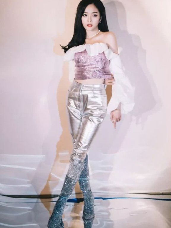 露脚踝已经过时了，学吴宣仪这样穿最潮流