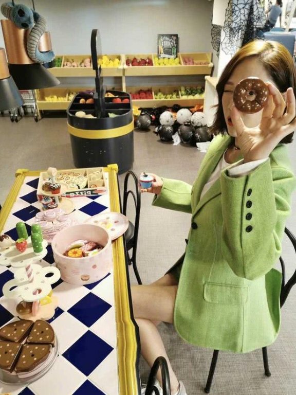 陈乔恩换摩卡波波头太时髦,牛油果绿西装配短裤气质惊艳!