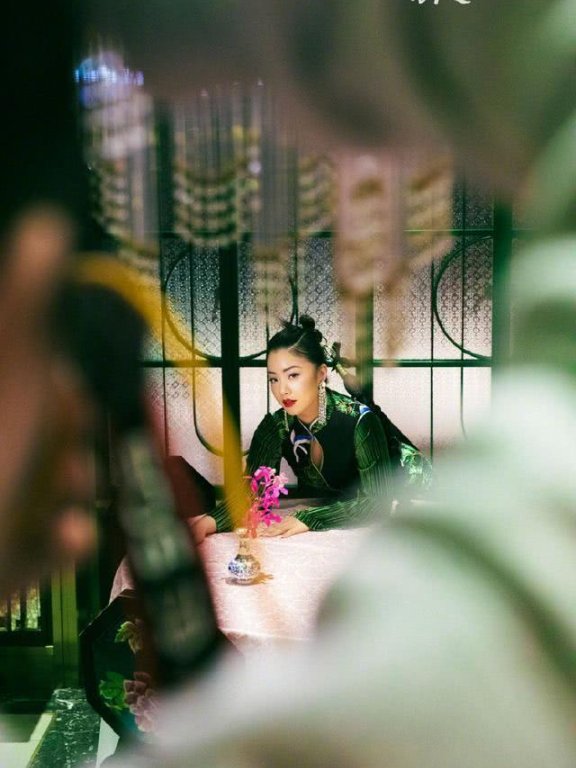王菊国风时尚大片曝光,流苏旗袍复古明艳,越来越有范了!