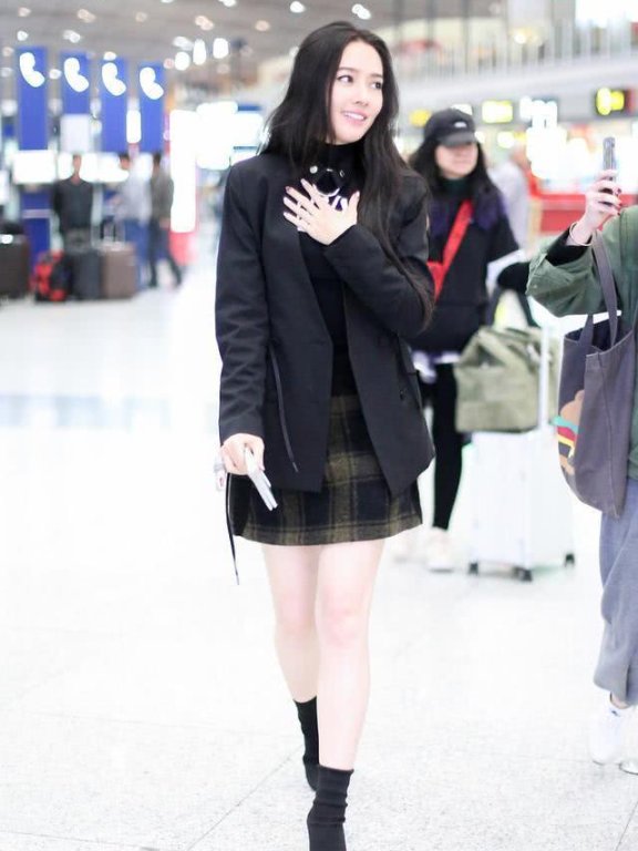 郭碧婷穿黑色西装配格纹短裙走机场,轻轻松松美成仙女
