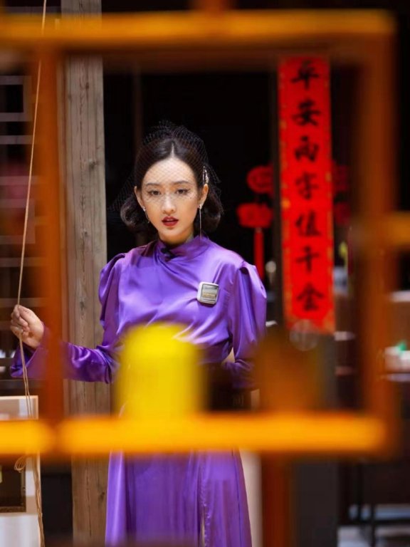 王鸥穿紫色长裙录综艺,网纱遮眼红唇吸睛,一颦一笑尽显风情!
