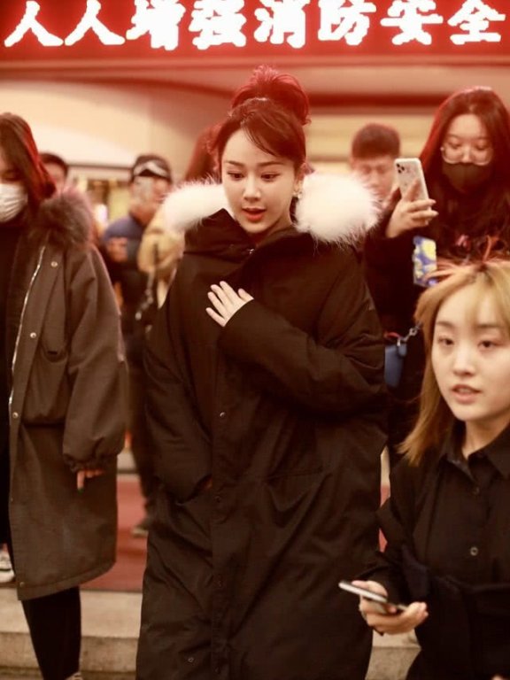 杨紫换了款发型，扎起高高的马尾显可爱，2020新年就该做这样的发型！