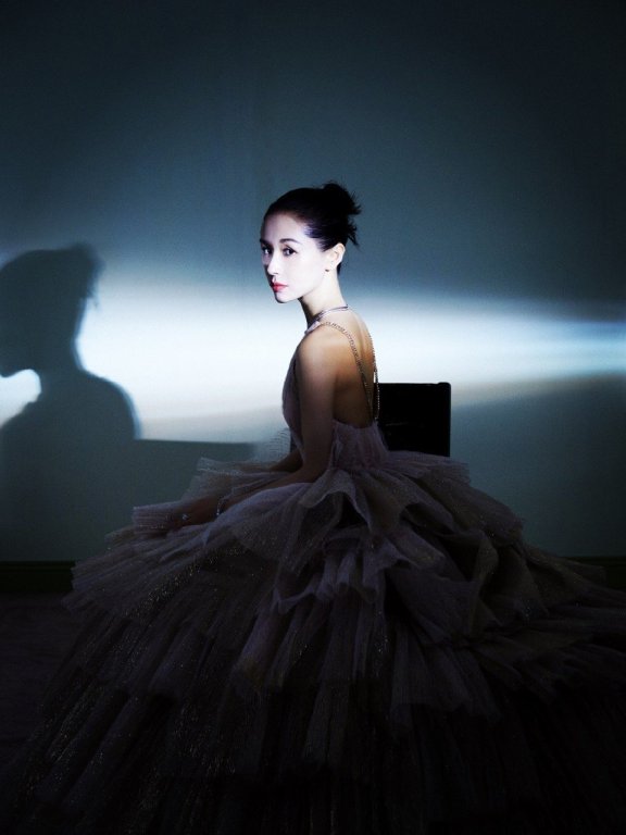 王子文鎏金纱裙拍优雅风格时尚写真图片