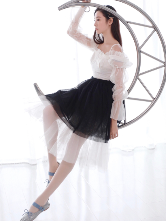 张艺凡穿上芭蕾舞裙，这颜值这身姿真是美绝了