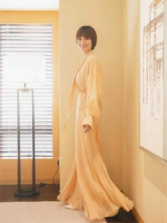 袁泉蘑菇头造型现身活动,穿鹅黄色长裙气质依旧爆棚