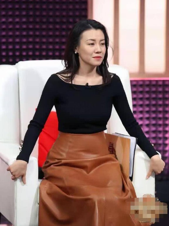 《声临其境》刘琳太抢眼,一字肩配A字裙简单知性,丰满身材抢镜