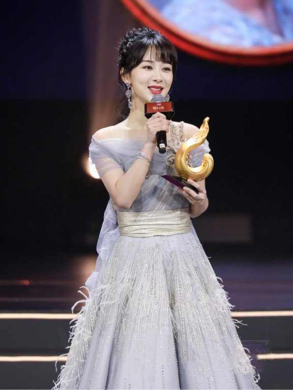 肖战杨紫斩获KING&QUEEN,西装绅士撞上纱裙公主,这对CP太抢眼