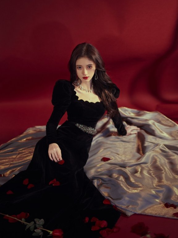 鞠婧祎全黑LOOK搭复古红唇,小个子也能HOLD住御姐风!