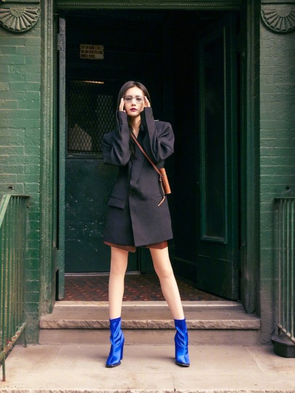 李一桐潇洒清凉时尚街拍写真图片