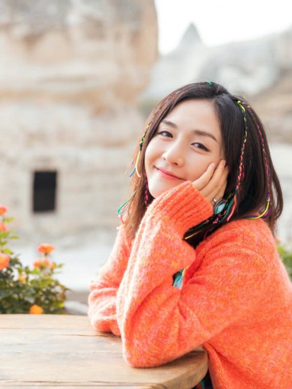 谢娜穿条纹长裙演绎异域风情，梳七彩脏辫配橘色开衫太显嫩