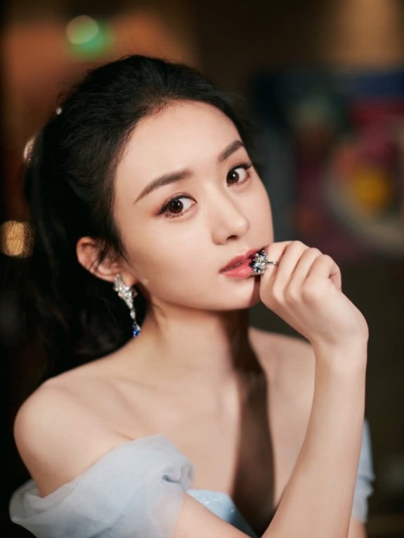 赵丽颖产后瘦到不足90斤!骨感身材穿纱裙仙美更甚,辣妈模样尽显
