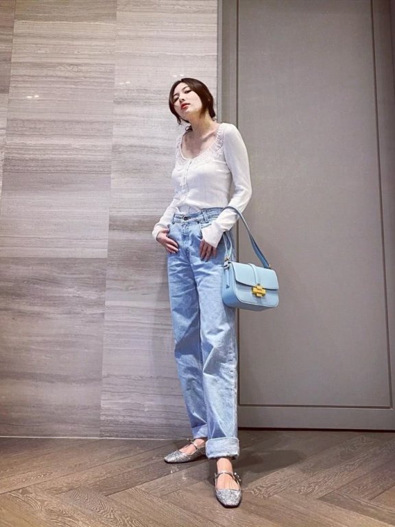 金泫雅晒自己锁骨钉,配纹身风格百变,不过胸口发红看着都觉得痛