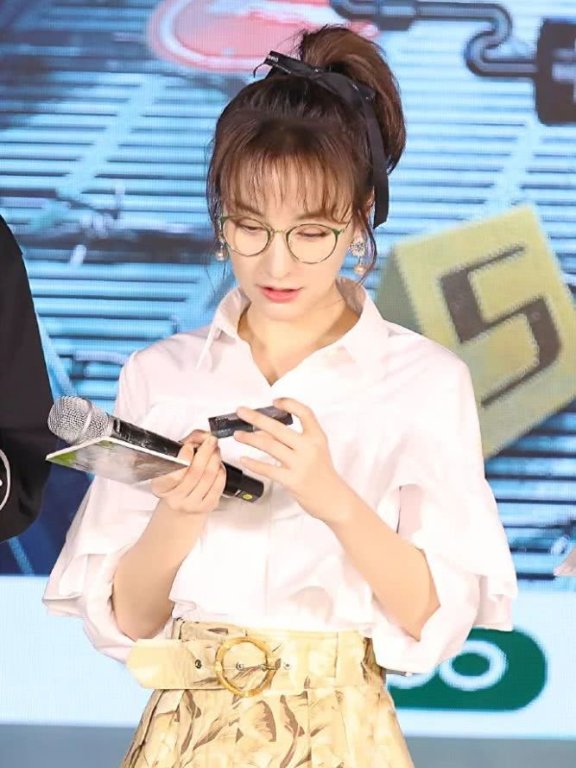 过年梳这四种发型有精气神还显年轻,看吴昕示范就知道了