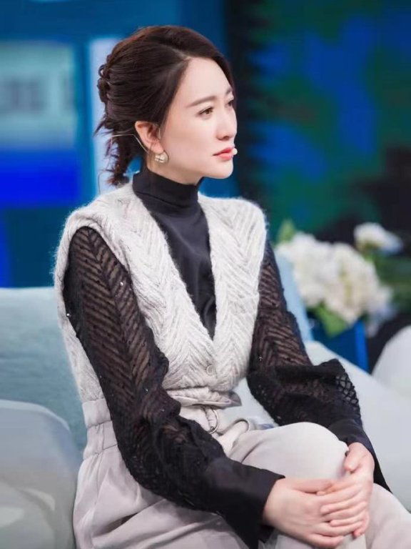 李小冉身穿灰色连体裤上节目,身材纤瘦白得发光,越活越美丽