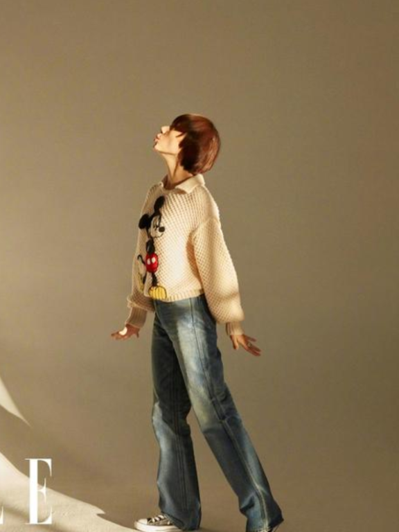 袁泉彻底毁掉“唐晶”人设!穿卡通毛衣+米奇手套,反萌差绝了!