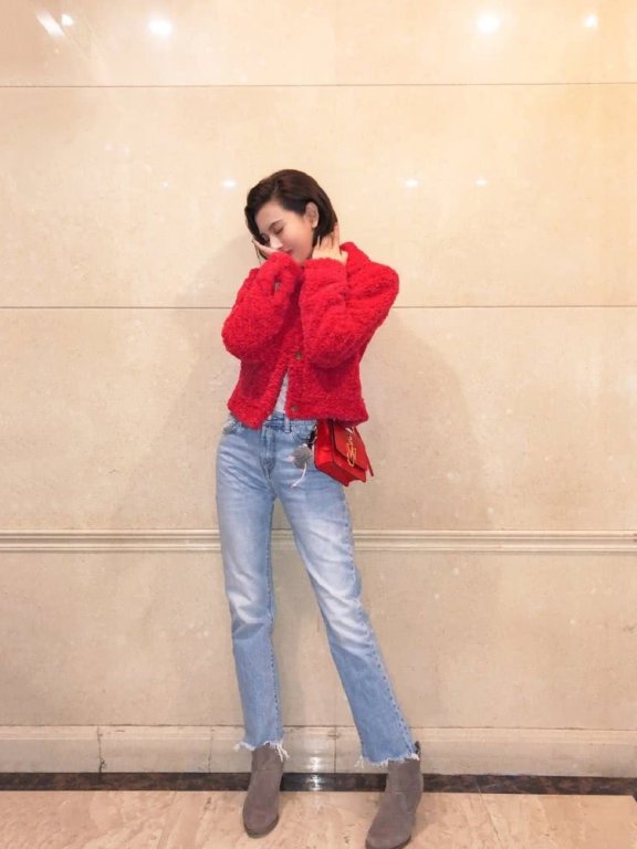 宋祖儿红色短外套搭配牛仔裤短靴,凹出了1米2大长腿