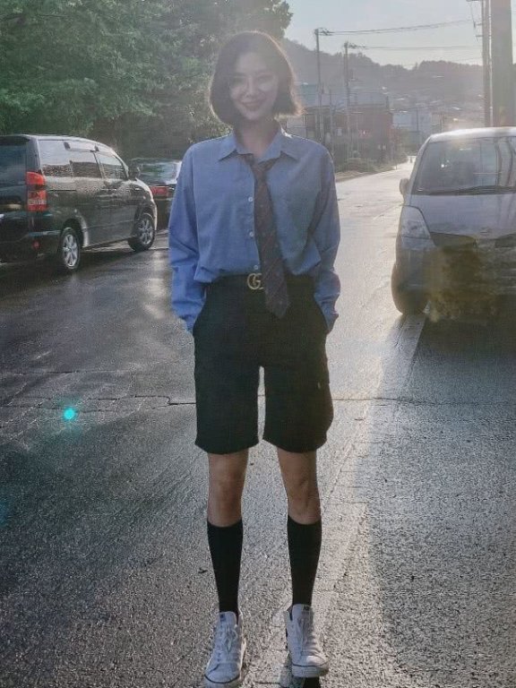 许佳琪穿高帮帆布鞋＋毒液袜，却帅成了大佬