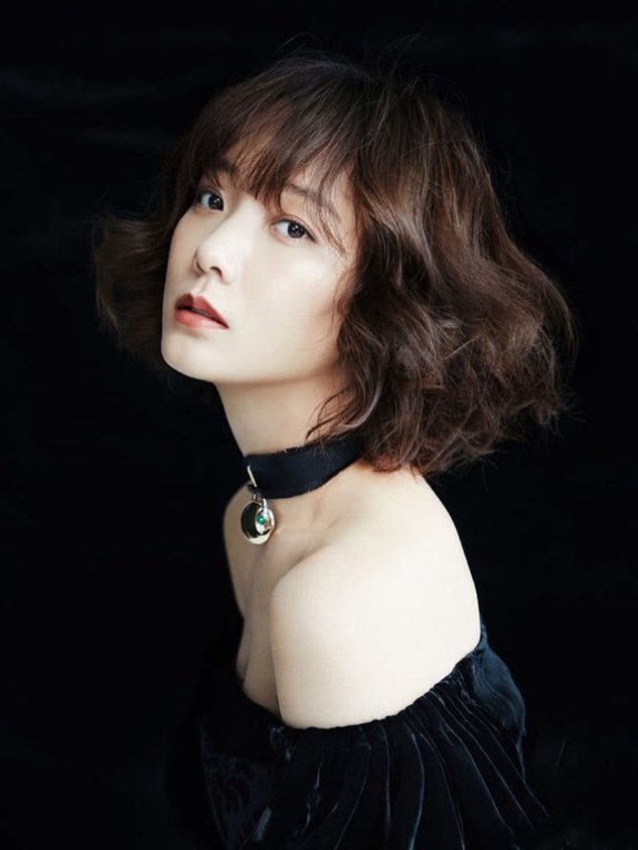 35岁王珞丹换刘海发型亲自上阵示范减龄，优雅又大气