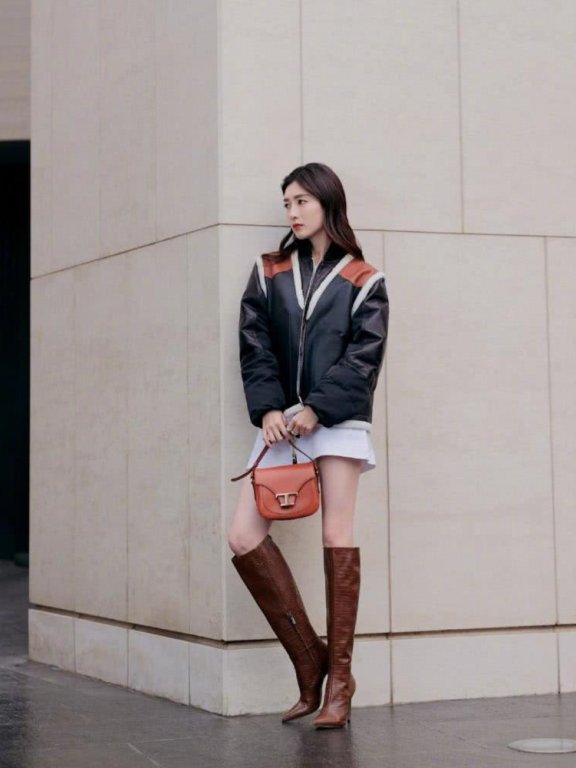 江疏影黑色皮夹克搭配A字裙,身材极品时尚感满分