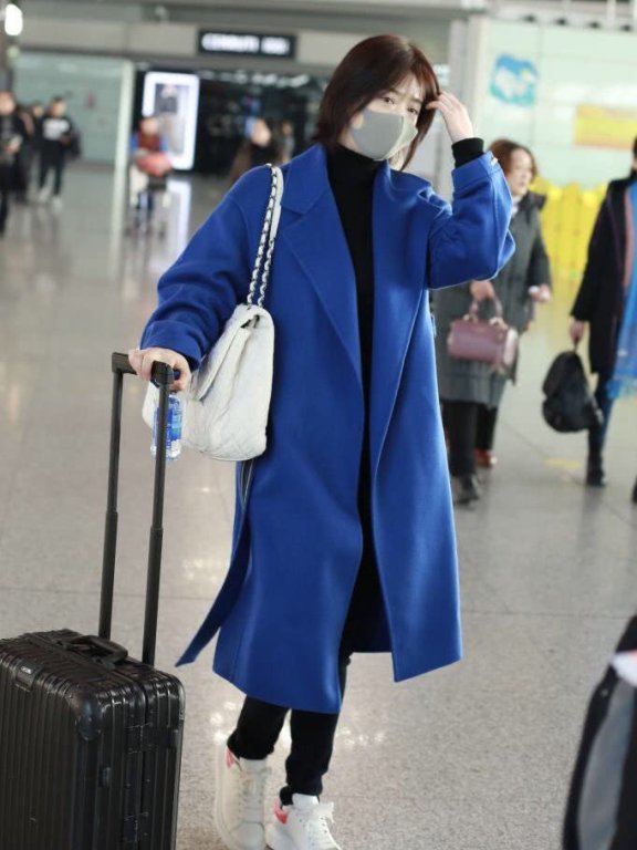 瘦下来的蒋欣穿蓝色大衣好有气质，搭配短靴更是时髦