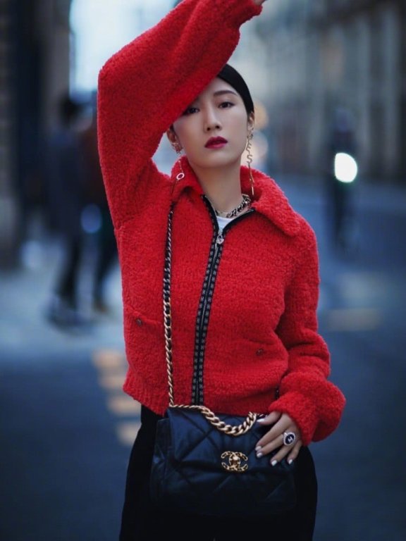 美女明星李念穿红色上衣，配3万4的包包美得太高调