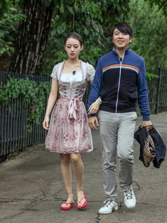 她嫁郎朗后因“东北口音”走红,今穿粉色露肩礼服,甜美似小仙女