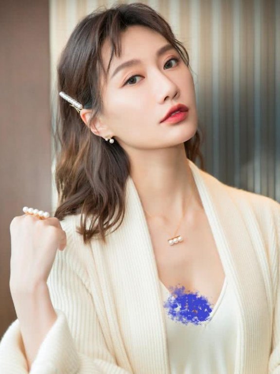 李斯羽各种风格搭配都能很好驾驭,成熟有气质越来越迷人