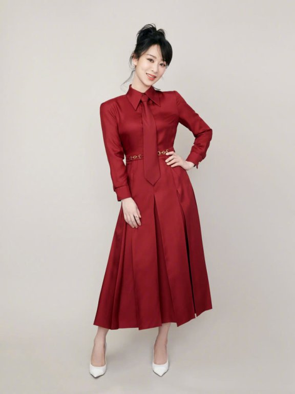 杨紫晒新春造型,粉色雏菊连衣裙搭丸子头,活泼灵动似18!