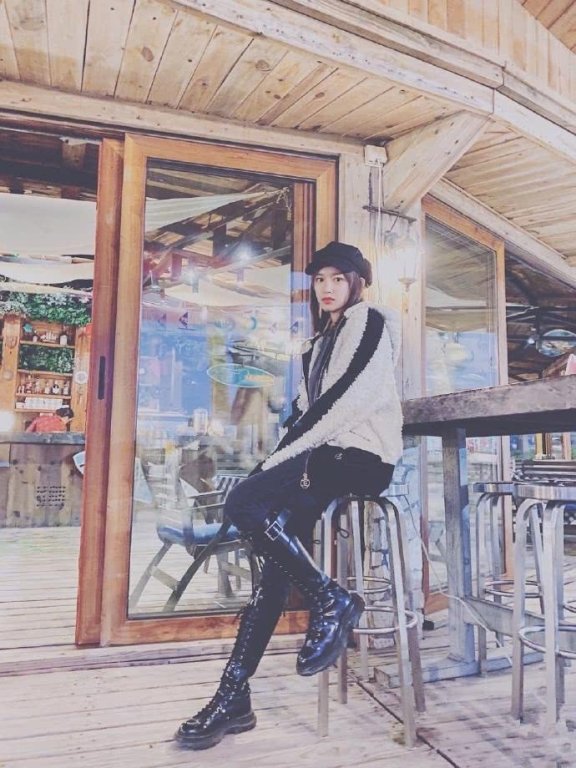 程潇穿黑色吊带裙,与海涛模仿史密斯夫妇,神还原惊艳全场