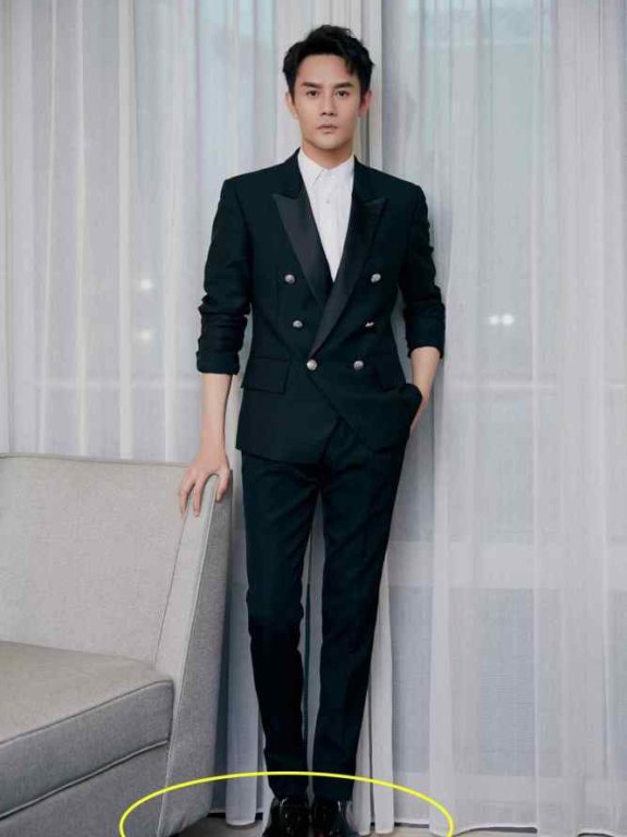王凯登央视舞台，182身高穿双排扣西装一身正气，男神魅力挡不住