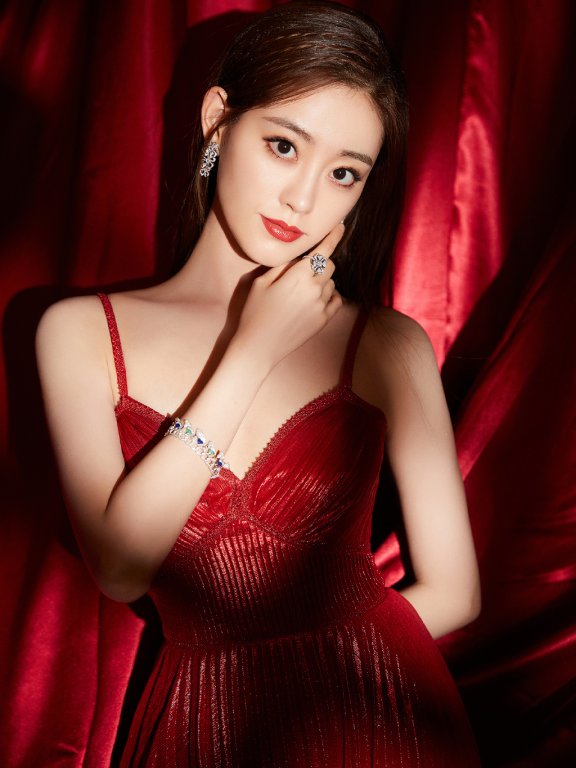 祝绪丹红裙精致迷人时尚大片写真图片