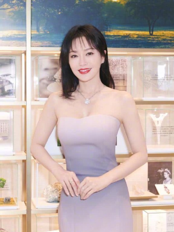 秦岚的身材未免太好了吧,这么紧的“人鱼裙”都能挤进去