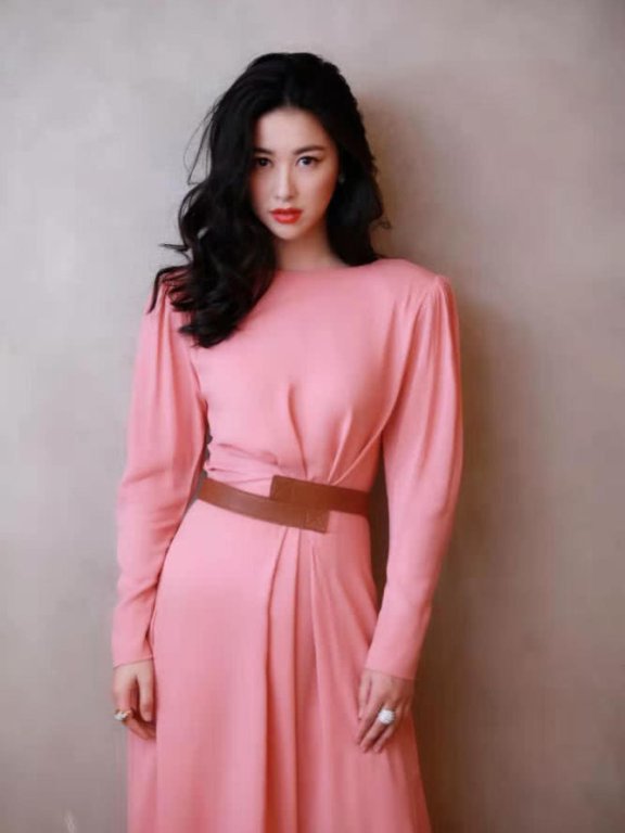 朱珠穿银色大V领连衣裙亮相,166CM身材比例却好惊艳