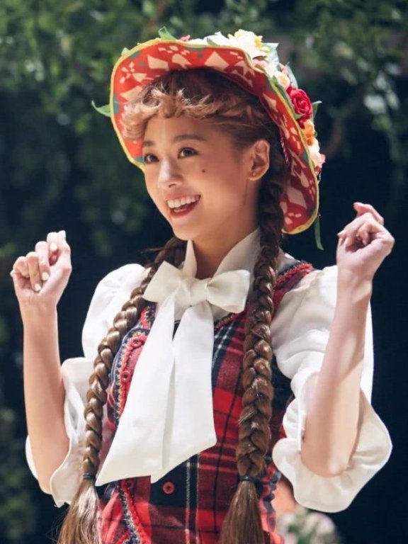 鬼鬼第一次尝试花匠造型,本以为不合适,不过穿上却嫩成18岁