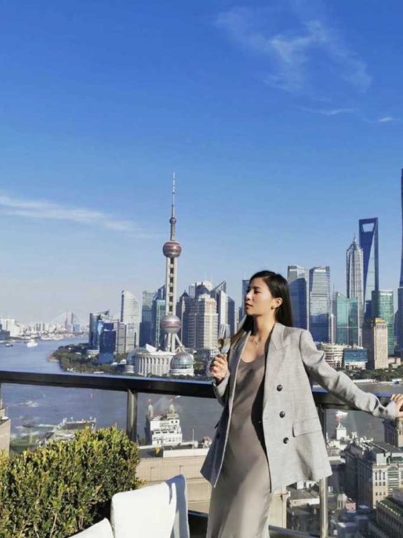 何姿穿西服内搭真丝连衣裙，意外穿出高级感