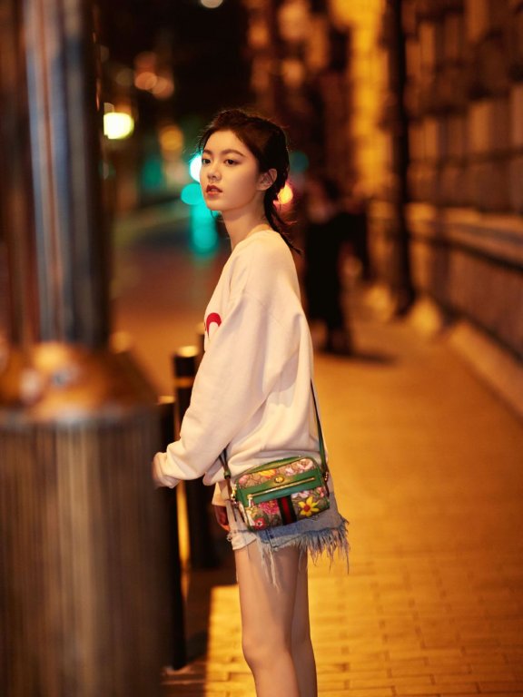 赵今麦清凉冬夜街拍写真图片