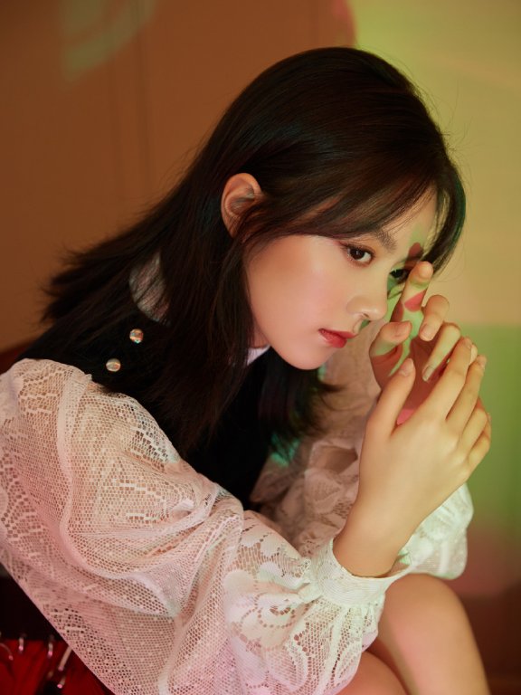 赵今麦洛丽塔镂空花纹衬衫性感图片