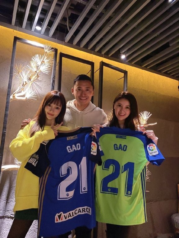 李小璐与国足运动员勾肩搭背,网友指责李小璐:是不是做头发认识