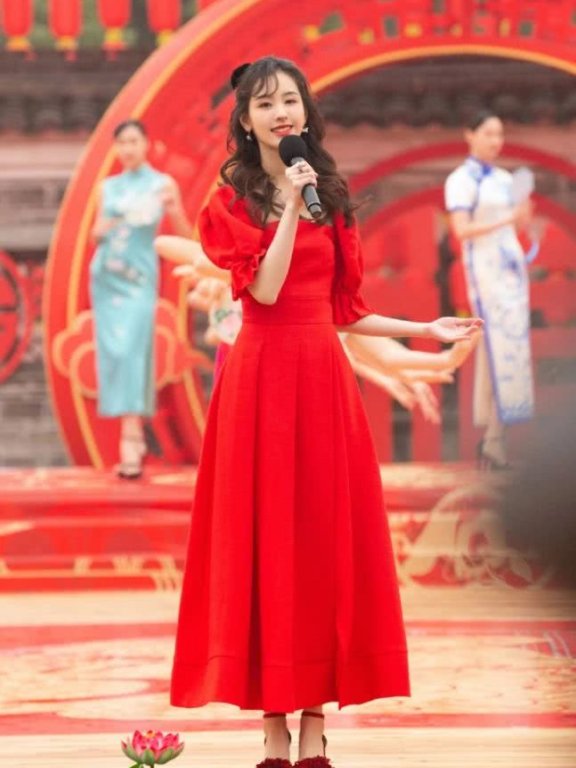 陈都灵的新年造型精致的像洋娃娃，红裙配卷发真是水灵灵的