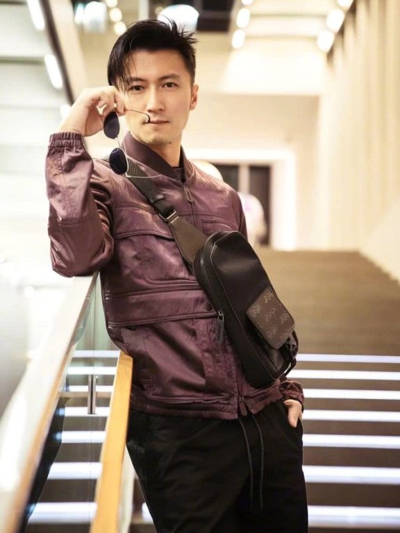 谢霆锋港风味道足,经典发型配墨镜大牌感超强,比年轻时魅力还大