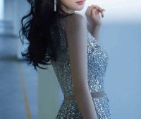 杨幂闪钻连衣裙优雅精致,长卷发造型风情万种