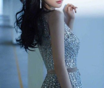 杨幂闪钻连衣裙优雅精致,长卷发造型风情万种