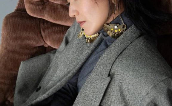 阿雅穿西装、衬衣拍时尚写真演绎高级美,自然脸看着舒服