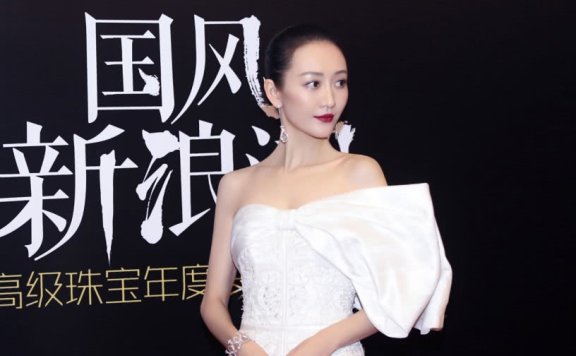 同穿一条单肩鱼尾长裙,万茜简单款优雅迷人,王鸥复古风性感大气