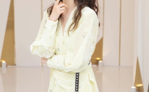 她是“天天四小花”之一，今穿嫩黄色V领裙，秀美腿少女感爆棚