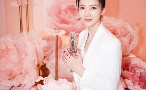 杨子姗穿一身白色西装，气质大变认不出