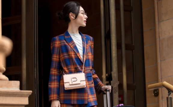梁洛施自带高级气质,穿格纹西装配阔腿裤满满国际范