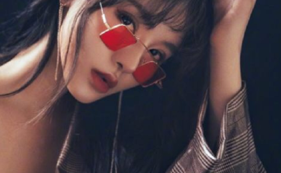 杨馥宇“内衣外穿”引争议,肚脐太有看点,性感十足